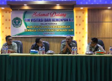 KERINCI - Proses peningkatan status Sekolah Tinggi Agama Islam Negeri (STAIN) Kerinci menjadi Institut Agama Islam Negeri (IAIN) Kerinci akhirnya terwujud.  Peraturan Presiden tentang peningkatan status STAIN Kerinci menjadi IAIN Kerinci akhirnya diterbitkan oleh Presiden Joko Widodo.  Hal ini dibenarkan oleh Ketua STAIN Kerinci, melalui Sekretaris Jurusan Syariah, Arzam, Selasa sore ini. Dikatakannya, Perpres tersebut yakni Perpres Nomor 74 Tahun 2016 tentang IAIN Kerinci.  "Iya, kita baru saja mendapat ka