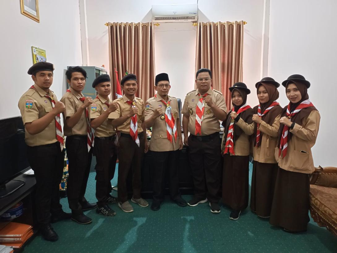 Wakil Rektor III Foto Bersama Peserta Pramuka Perkemahan Wirakarya Nasional Perguruan Tinggi Keagamaan (PWN PTK) ke-XV